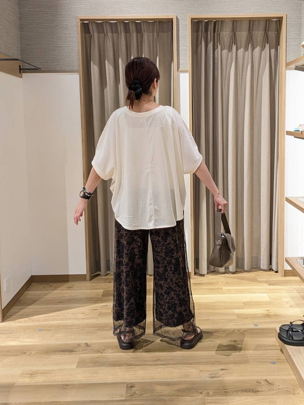 ブラウン系のその他パンツ、ホワイト系のTシャツ/カットソー、ブラウン系のサンダルを着用したレディースの夏コーディネートの2枚目の写真
