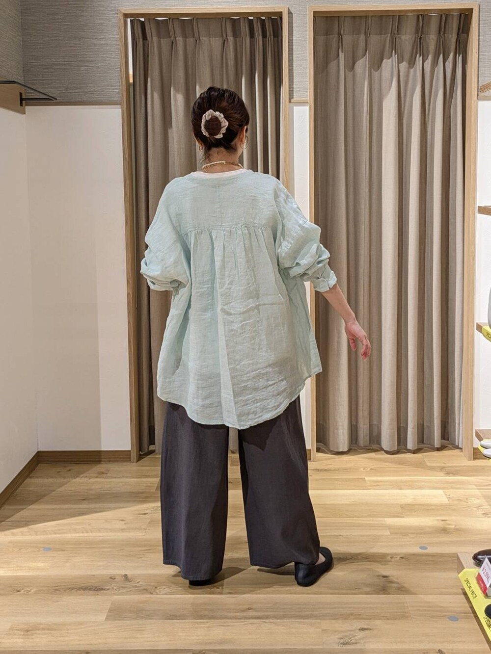 グリーン系のシャツ/ブラウス、ブラック系のショルダーバッグ、グレー系のパンプスを着用したレディースの春コーディネートの2枚目の写真