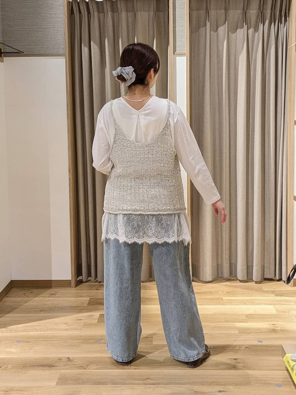 ブルー系のデニムパンツ、ブラウン系のトートバッグ、ブラウン系のローファーを着用したレディースの春コーディネートの2枚目の写真