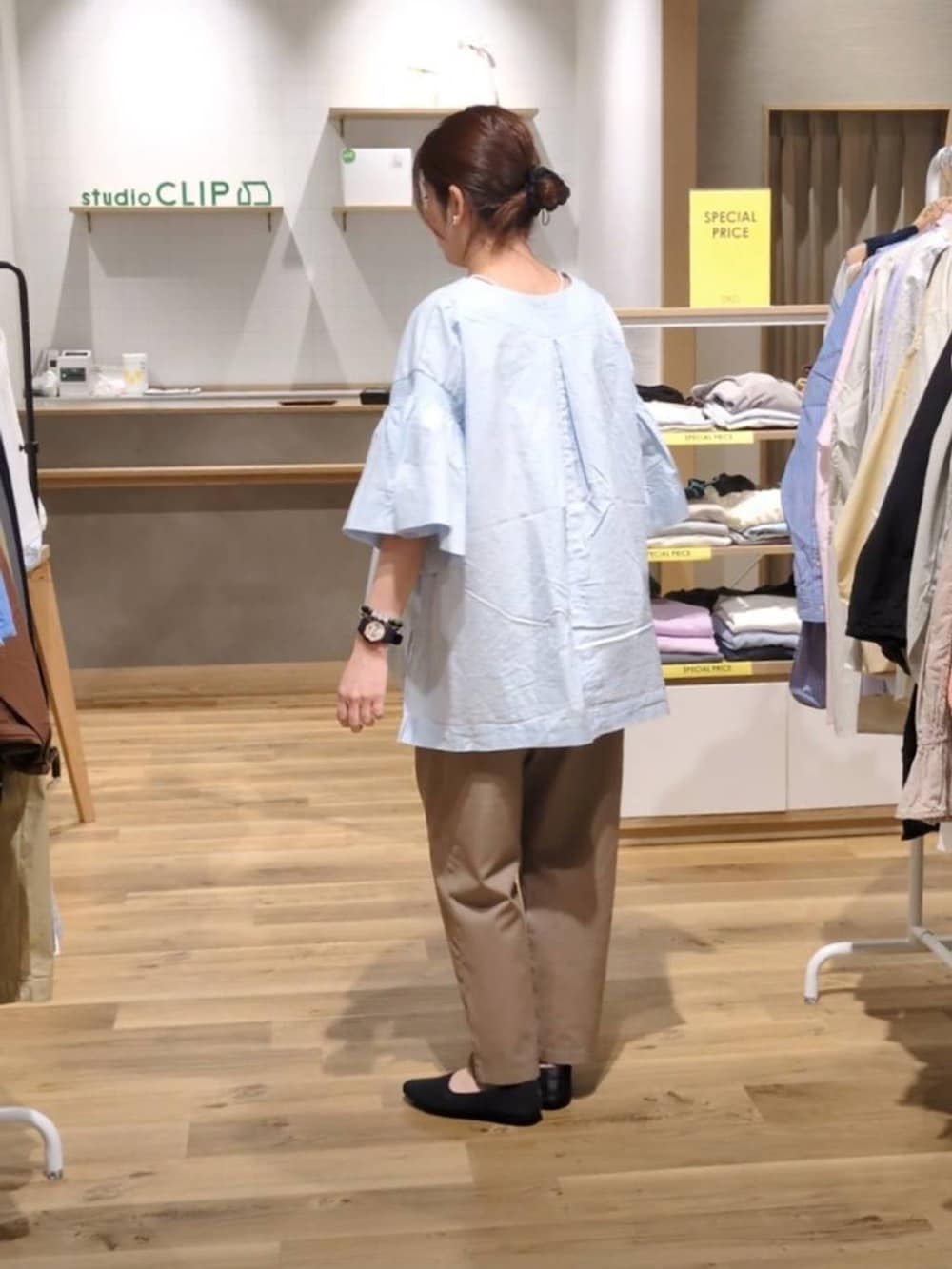 ブラウン系のその他パンツ、グレー系のパンプス、ホワイト系のタンクトップを着用したレディースの春コーディネートの2枚目の写真