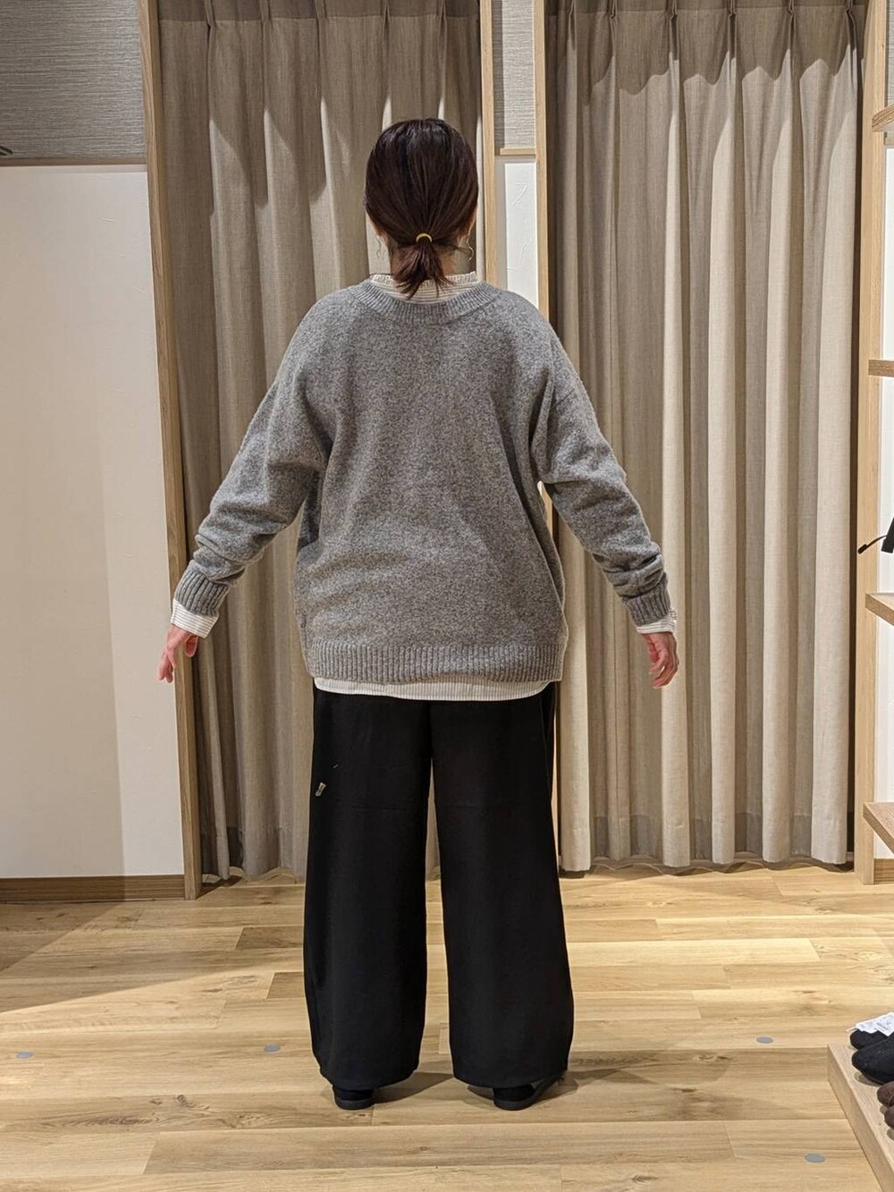 その他のシャツ/ブラウス、ブラック系のその他パンツ、グレー系のカーディガン/ボレロを着用したレディースの冬コーディネートの3枚目の写真
