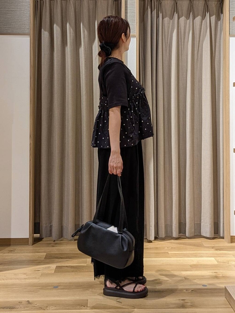 ブラック系のその他パンツ、ブラック系のショルダーバッグ、ブラック系のTシャツ/カットソーを着用したレディースの夏コーディネートの2枚目の写真
