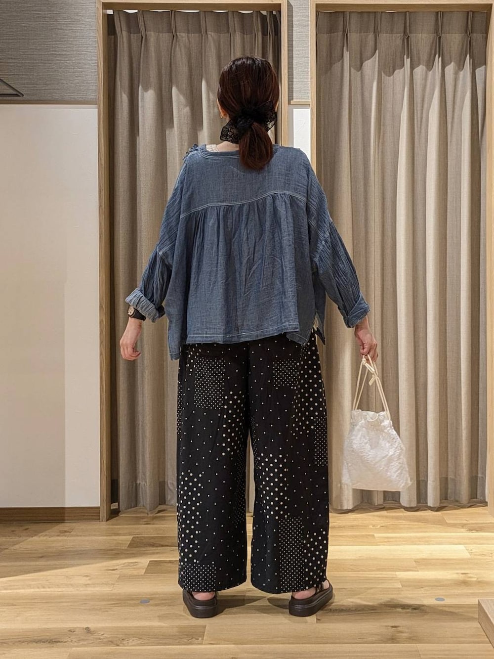 ベージュ系のシャツ/ブラウス、ブラウン系のサンダル、ベージュ系のタンクトップを着用したレディースの夏コーディネートの3枚目の写真