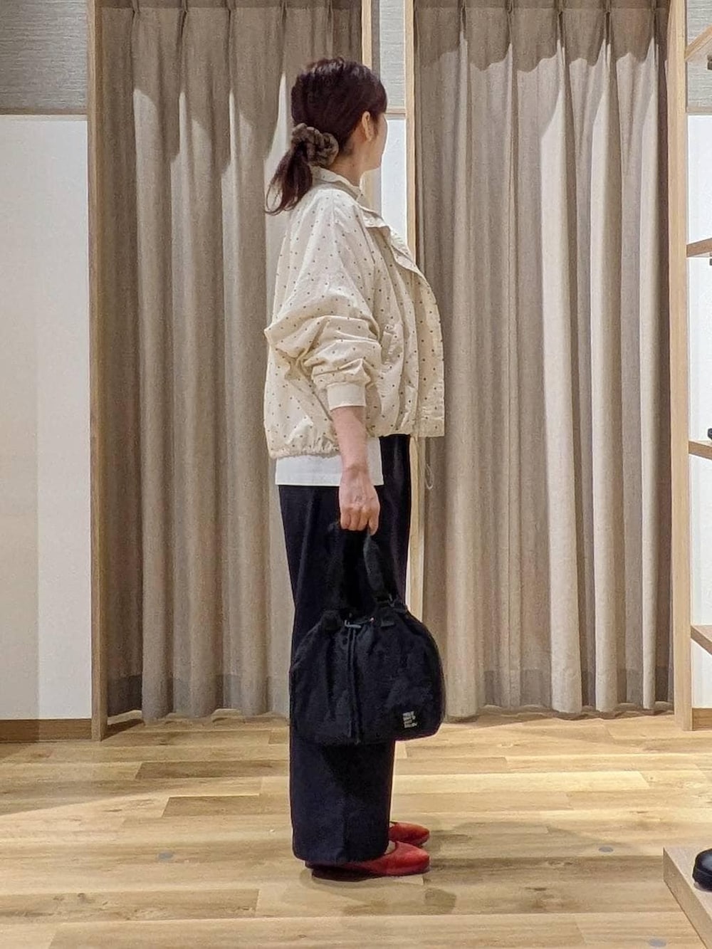 レッド系のその他シューズ、ホワイト系のTシャツ/カットソー、その他のテーラードジャケットを着用したレディースの秋コーディネートの2枚目の写真