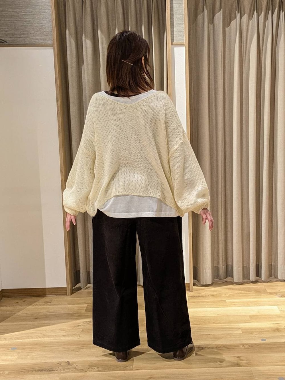 ブラック系のその他パンツ、ブラック系のショルダーバッグ、ベージュ系のニット/セーターを着用したレディースの冬コーディネートの2枚目の写真