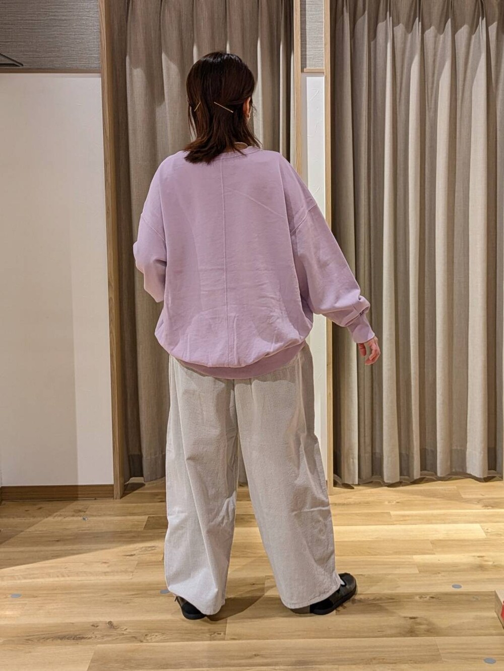 グレー系のその他パンツ、ブラック系のショルダーバッグ、ブラック系のスニーカーを着用したレディースの冬コーディネートの3枚目の写真