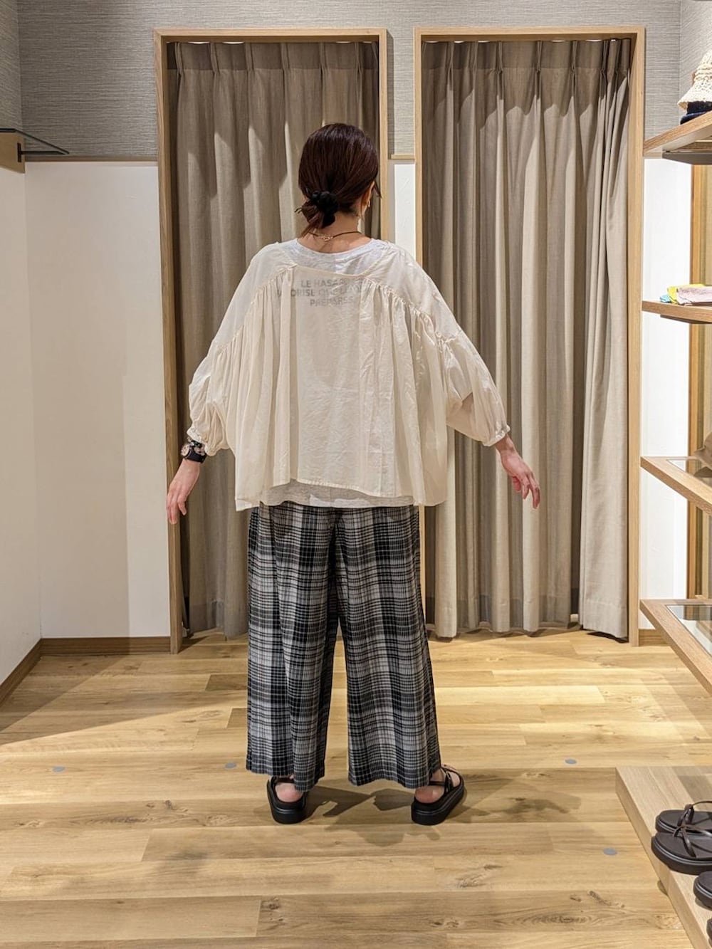 ブラウン系のサンダル、ホワイト系のその他パンツ、グレー系のTシャツ/カットソーを着用したレディースの夏コーディネートの2枚目の写真