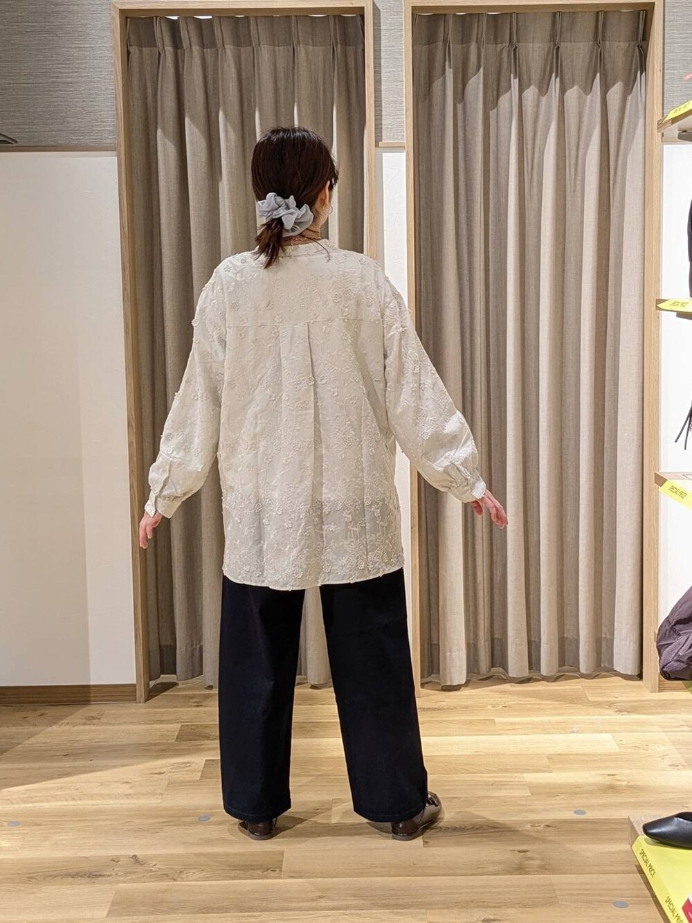 ブルー系のその他パンツ、ブラウン系のトートバッグ、ブラウン系のローファーを着用したレディースの春コーディネートの2枚目の写真