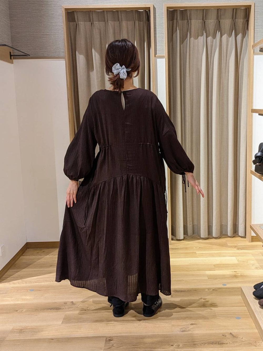 ブラック系のその他パンツ、ブラウン系のワンピース、ブラック系のスニーカーを着用したレディースの冬コーディネートの2枚目の写真