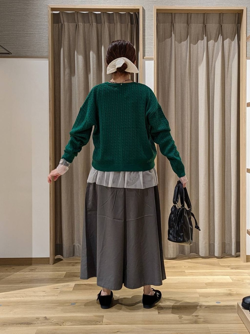 グレー系のチノパンツ、ブラック系のその他シューズ、その他のTシャツ/カットソーを着用したレディースの秋コーディネートの3枚目の写真