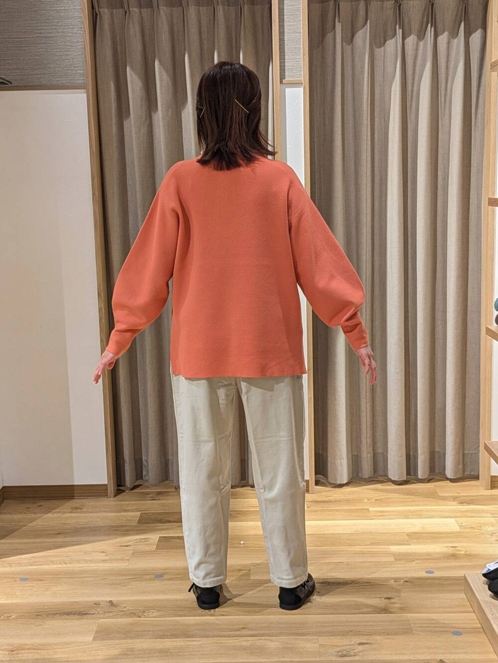 ベージュ系のその他パンツ、ブラック系のショルダーバッグ、ブラック系のスニーカーを着用したレディースの冬コーディネートの2枚目の写真