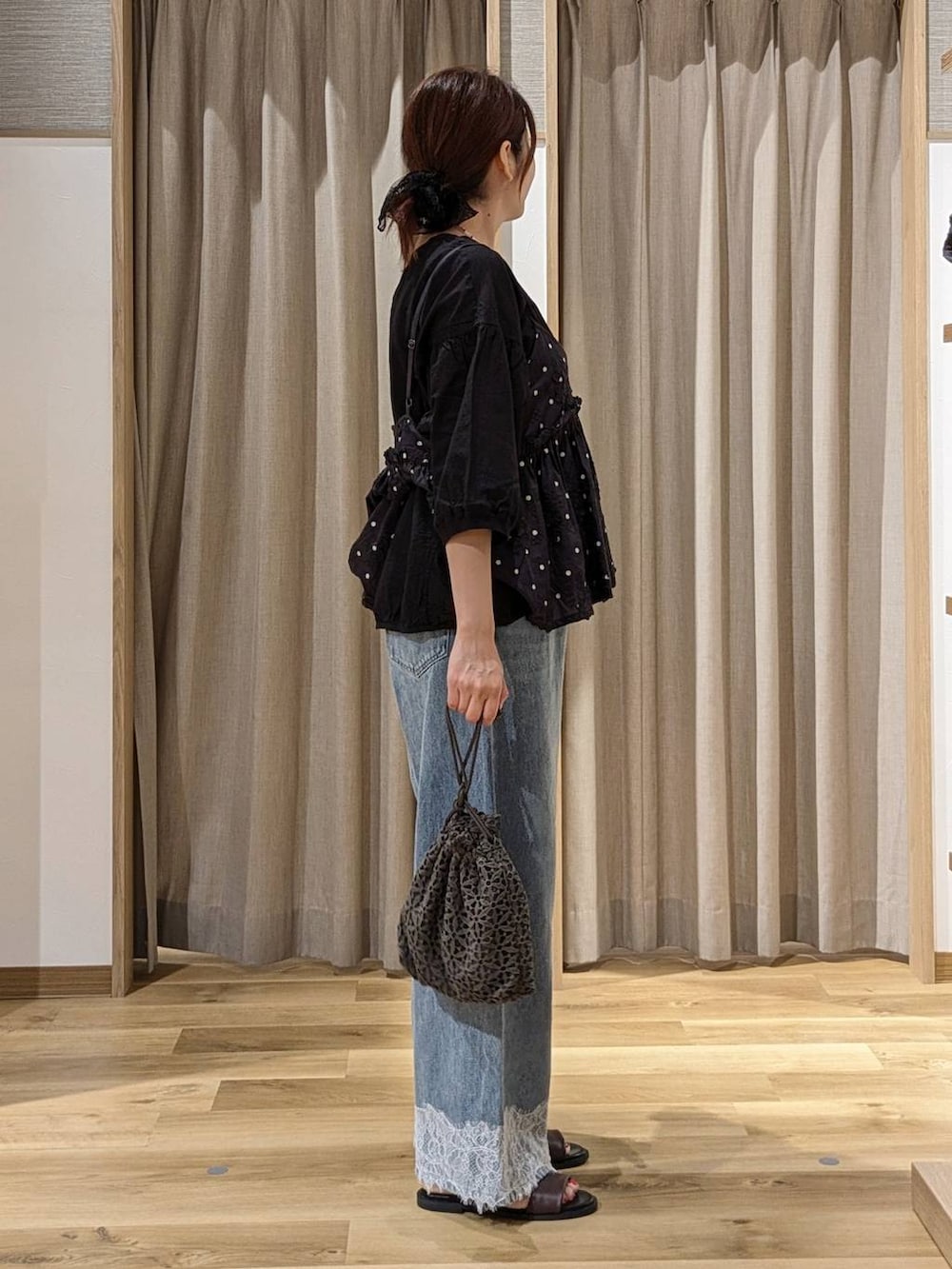 ブルー系のデニムパンツ、ブラック系のシャツ/ブラウス、ブラック系のキャミソールを着用したレディースの夏コーディネートの2枚目の写真