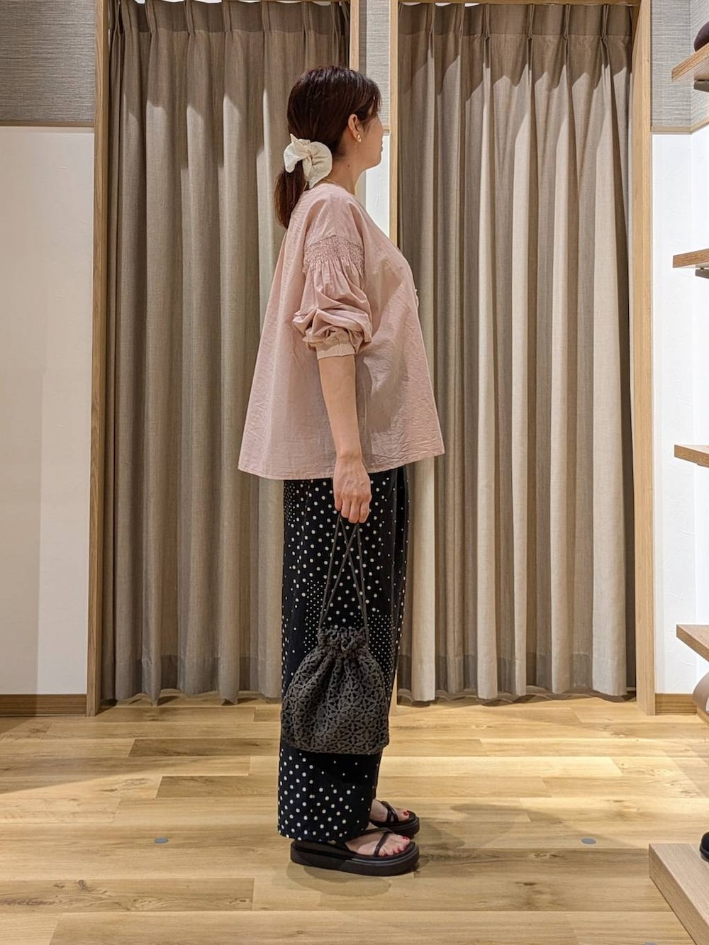 ピンク系のシャツ/ブラウス、ブラウン系のサンダル、ブラック系のその他パンツを着用したレディースの夏コーディネートの2枚目の写真
