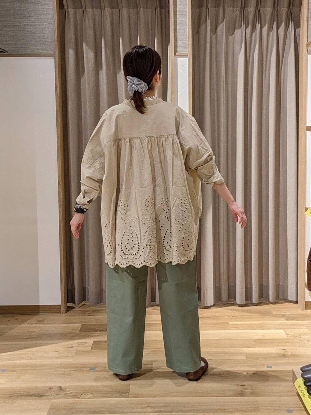 グリーン系のその他パンツ、ホワイト系のシャツ/ブラウス、ブラウン系のパンプスを着用したレディースの春コーディネートの2枚目の写真