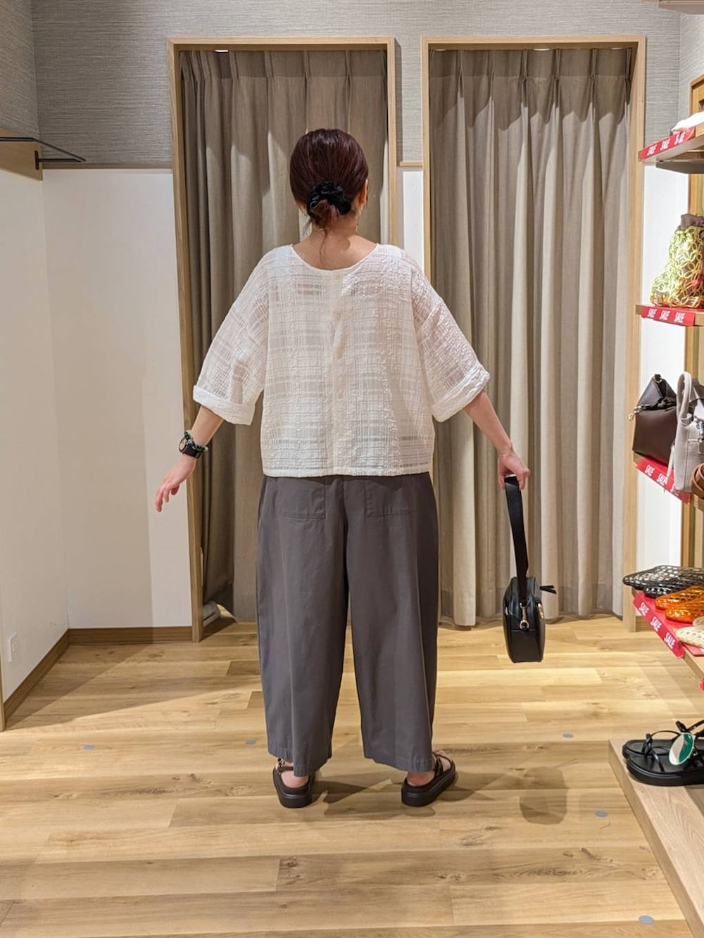 ブラック系のショルダーバッグ、その他のその他パンツ、ブラック系のサンダルを着用したレディースの夏コーディネートの2枚目の写真