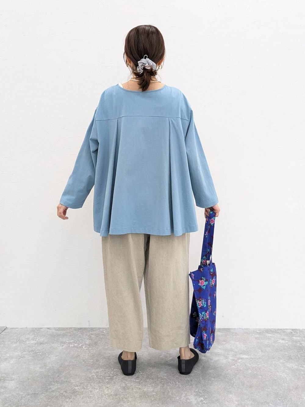 グレー系のパンプス、ベージュ系のその他パンツ、ブルー系のTシャツ/カットソーを着用したレディースの春コーディネートの2枚目の写真