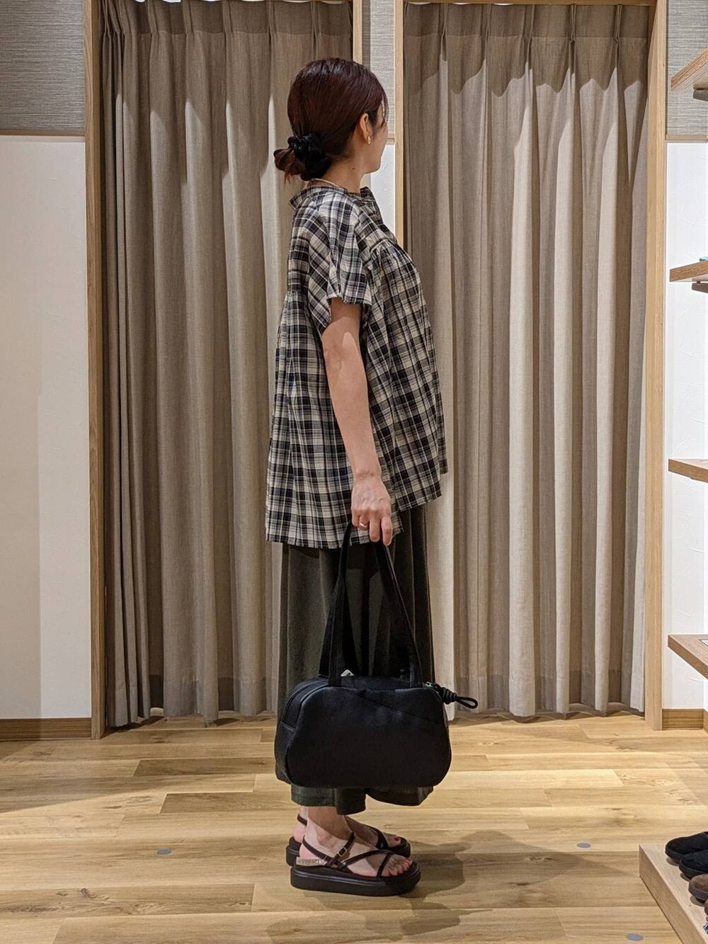 ブラック系のショルダーバッグ、その他のシャツ/ブラウス、ブラウン系のサンダルを着用したレディースの夏コーディネートの2枚目の写真