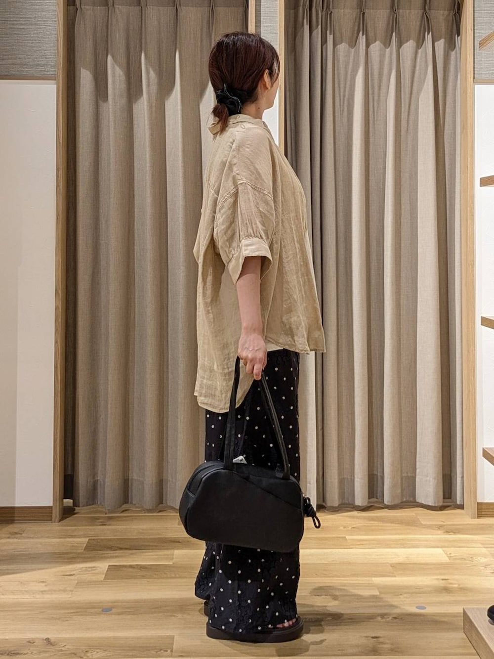 ブラック系のショルダーバッグ、ブラック系のその他パンツ、ブラウン系のサンダルを着用したレディースの夏コーディネートの2枚目の写真