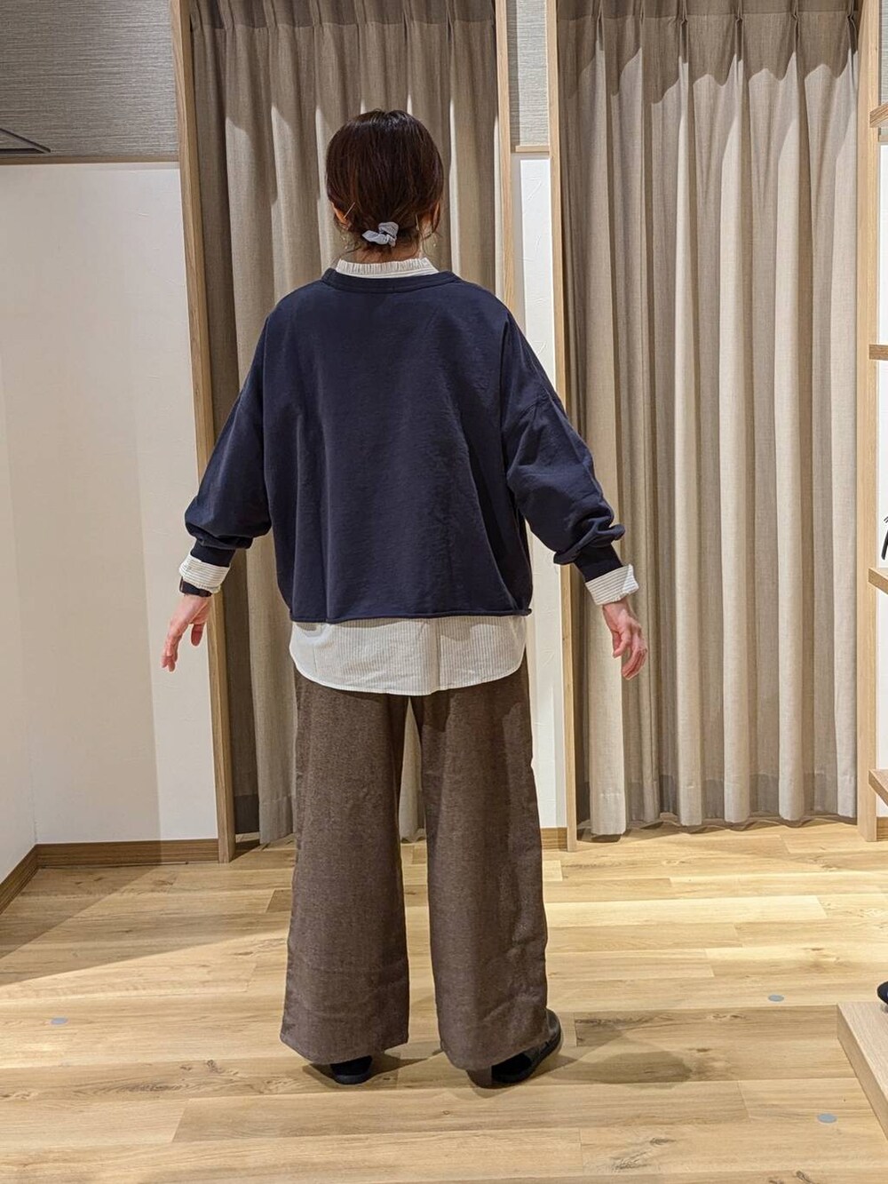 その他のシャツ/ブラウス、ブラウン系のその他パンツ、ブルー系のスウェットを着用したレディースの冬コーディネートの2枚目の写真