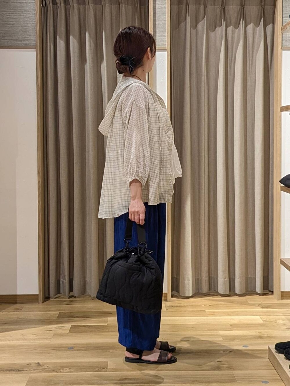 その他のシャツ/ブラウス、ブルー系のその他パンツ、ブラック系のショルダーバッグを着用したレディースの夏コーディネートの2枚目の写真