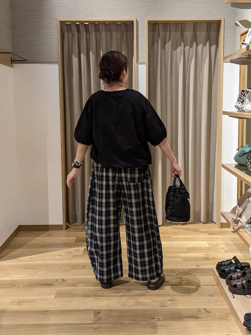ブラック系のシャツ/ブラウス、ブラウン系のサンダル、ブラック系のその他パンツを着用したレディースの夏コーディネートの2枚目の写真