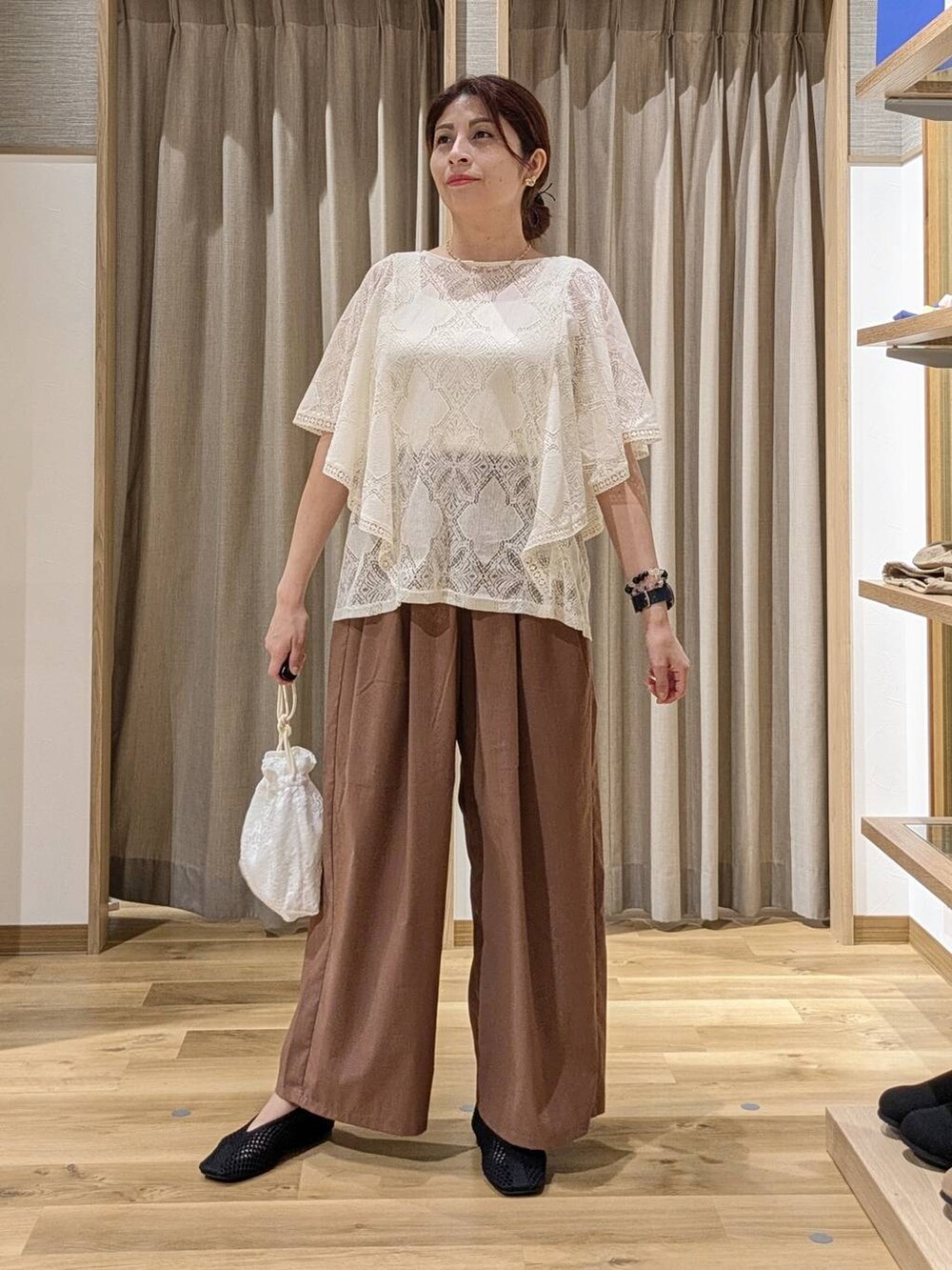 ベージュ系のシャツ/ブラウス、ブラウン系のその他パンツ、ブラック系のパンプスを着用したレディースの秋コーディネートの2枚目の写真