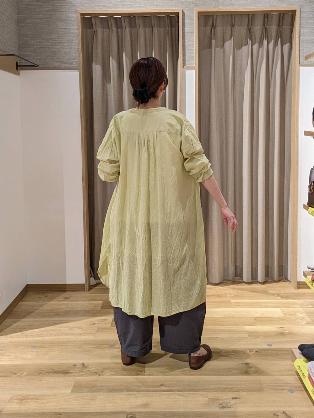 ブラウン系のショルダーバッグ、ブラウン系のパンプス、ホワイト系のTシャツ/カットソーを着用したレディースの春コーディネートの2枚目の写真