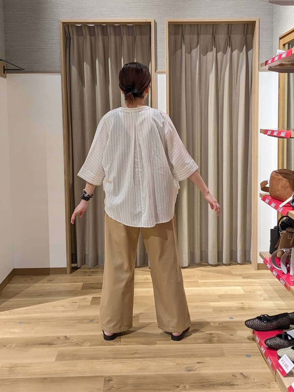 ブラウン系のサンダル、ベージュ系のデニムパンツ、その他のテーラードジャケットを着用したレディースの夏コーディネートの2枚目の写真