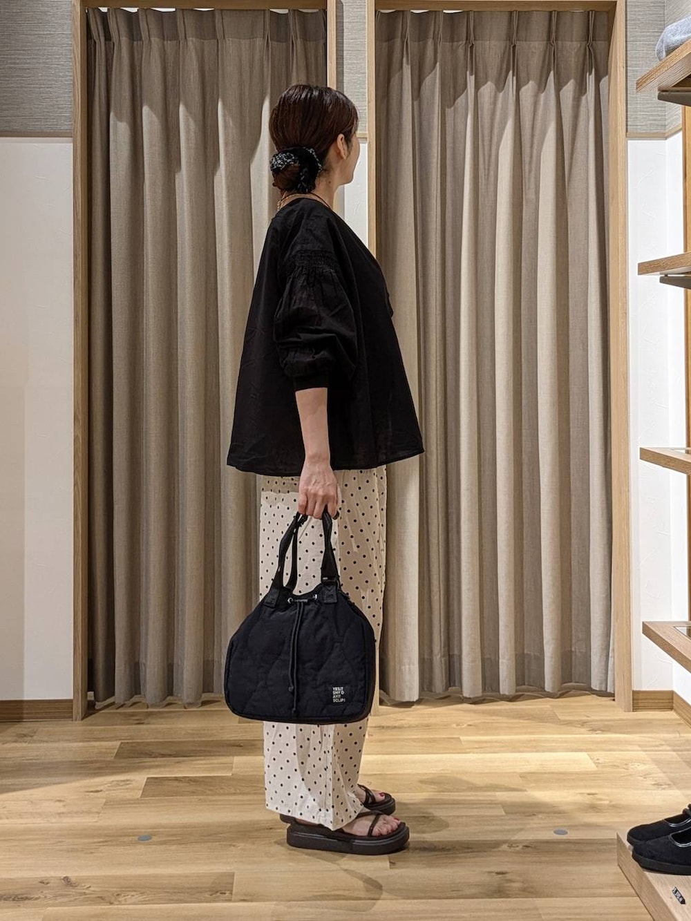 ブラック系のシャツ/ブラウス、ベージュ系のシャツ/ブラウス、ブラウン系のサンダルを着用したレディースの夏コーディネートの2枚目の写真