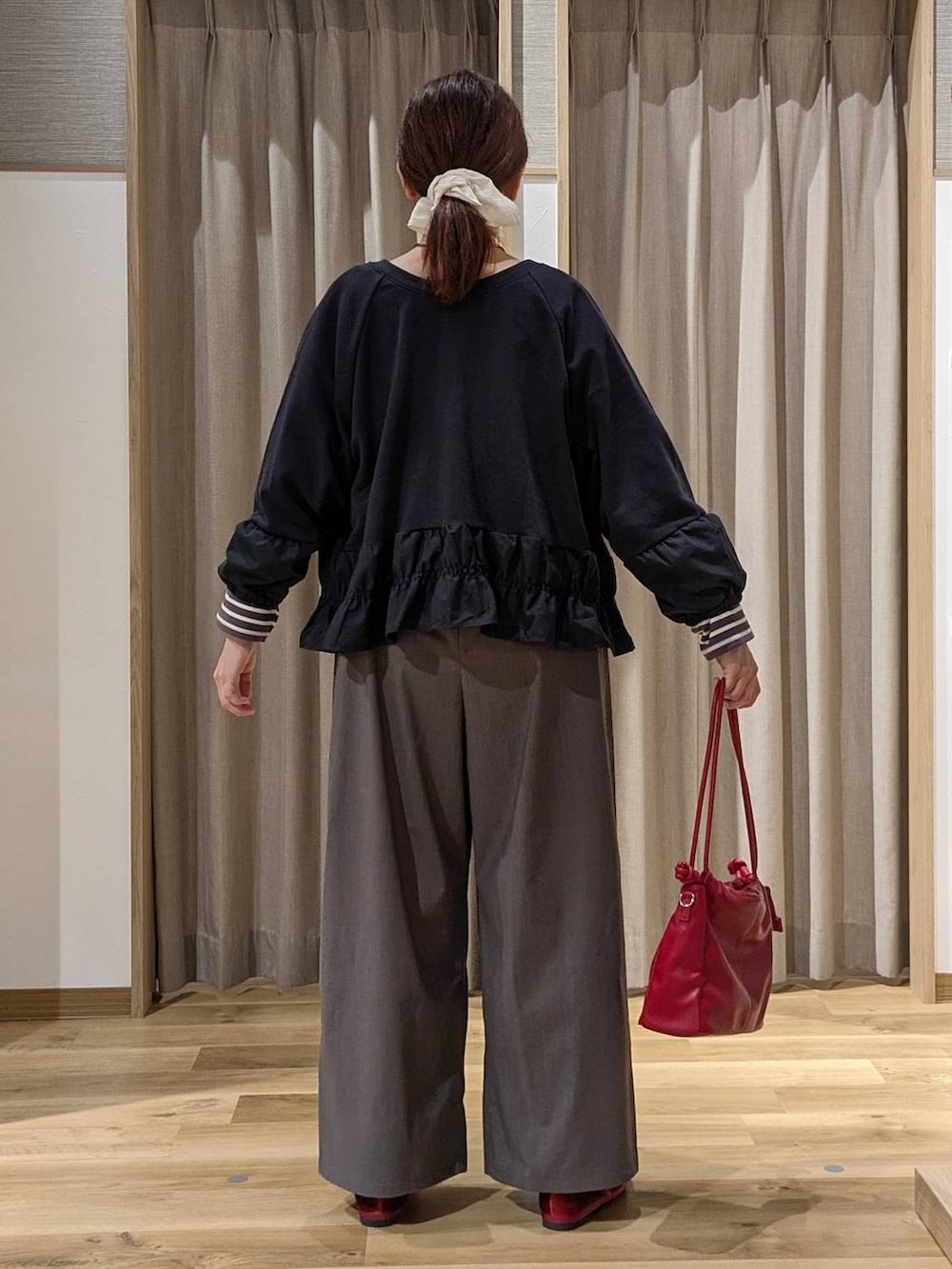 レッド系のその他シューズ、レッド系のショルダーバッグ、その他のカーディガン/ボレロを着用したレディースの秋コーディネートの3枚目の写真
