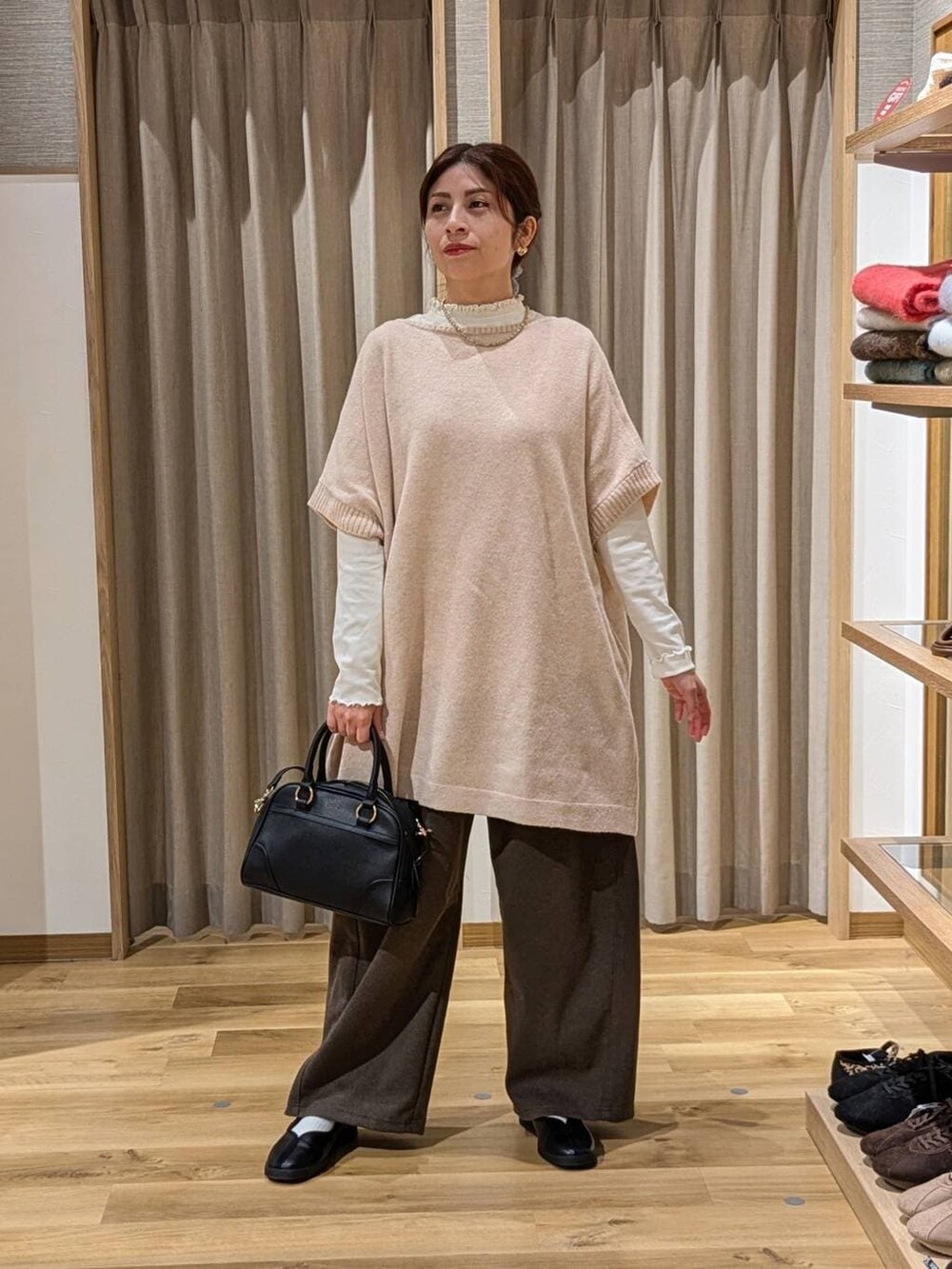 ホワイト系のTシャツ/カットソー、ブラウン系のその他パンツ、ブラック系のショルダーバッグを着用したレディースの冬コーディネートの3枚目の写真