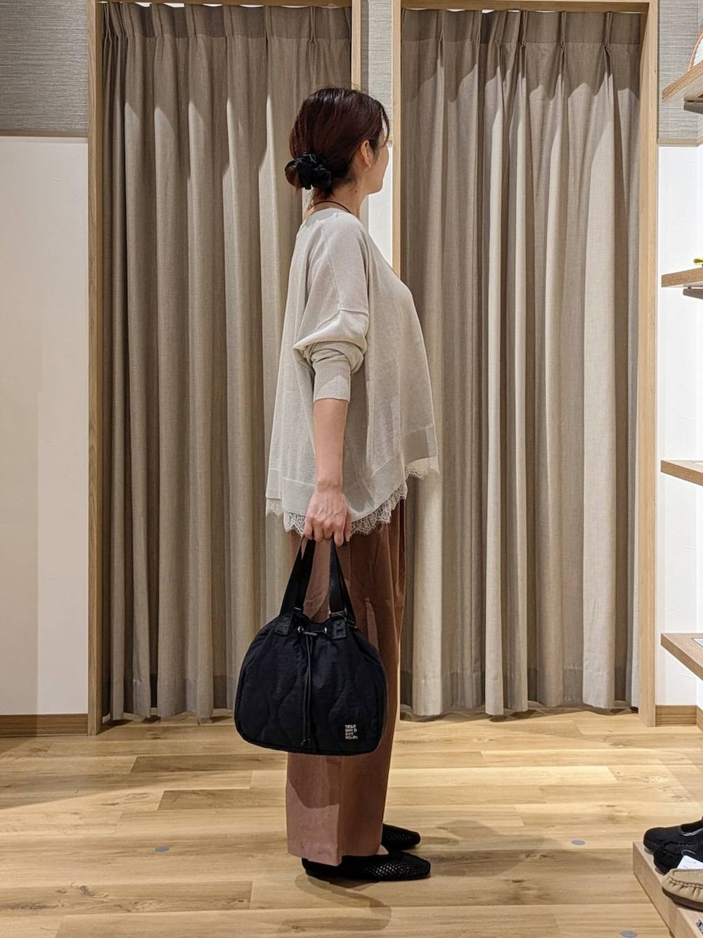 グレー系のカーディガン/ボレロ、ベージュ系のタンクトップ、ブラウン系のその他パンツを着用したレディースの夏コーディネートの2枚目の写真