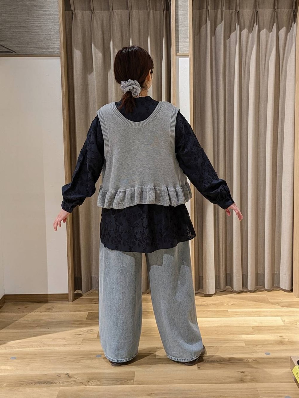 ブルー系のデニムパンツ、ブラウン系のトートバッグ、ブラウン系のローファーを着用したレディースの春コーディネートの2枚目の写真
