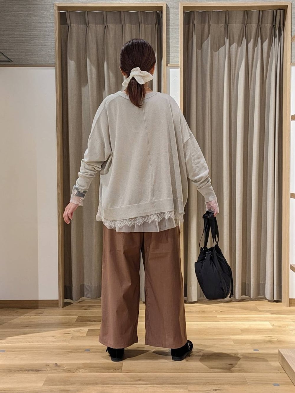 ブラック系のその他シューズ、グレー系のカーディガン/ボレロ、その他のTシャツ/カットソーを着用したレディースの秋コーディネートの3枚目の写真