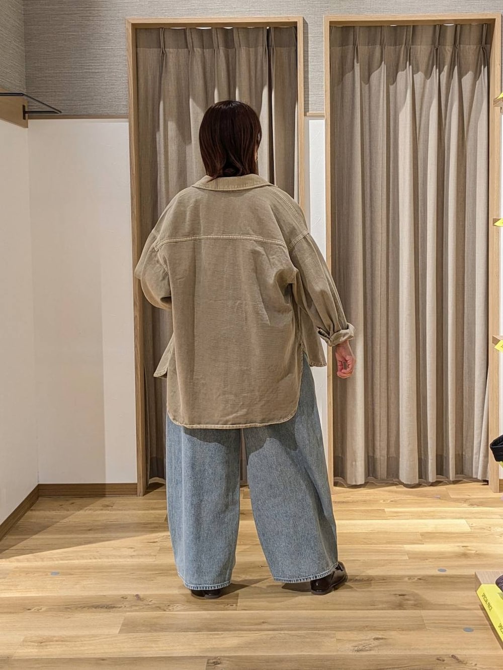 ブラック系のTシャツ/カットソー、ブルー系のデニムパンツ、ベージュ系のシャツ/ブラウスを着用したレディースの冬コーディネートの2枚目の写真