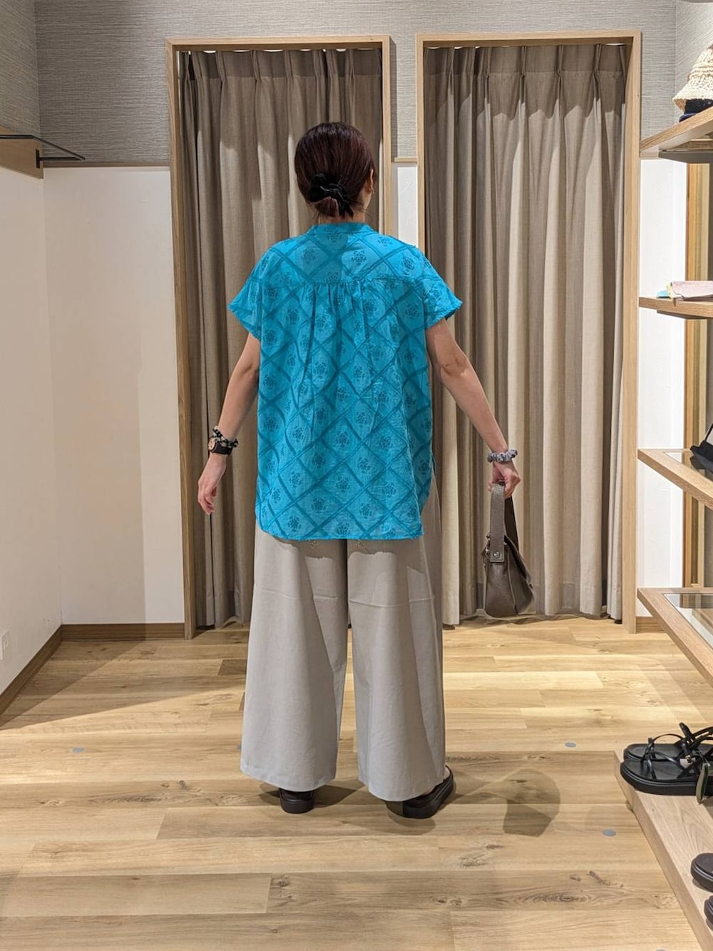 ブラウン系のサンダル、ホワイト系のタンクトップ、グレー系のその他パンツを着用したレディースの夏コーディネートの2枚目の写真