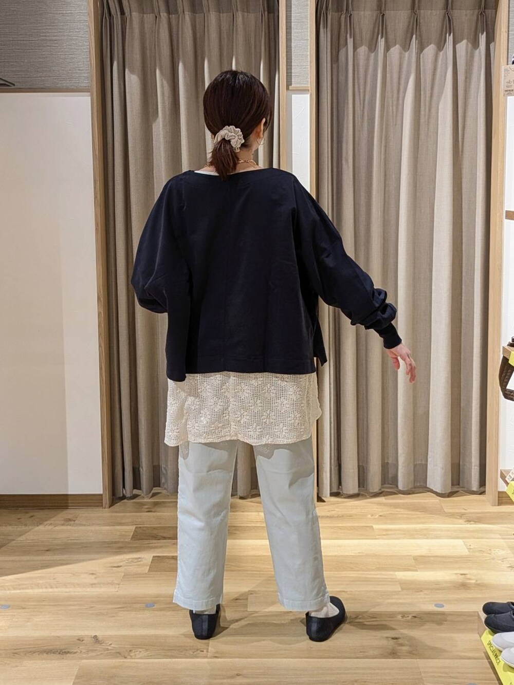 ブルー系のその他パンツ、ブラウン系のトートバッグ、グレー系のパンプスを着用したレディースの春コーディネートの2枚目の写真