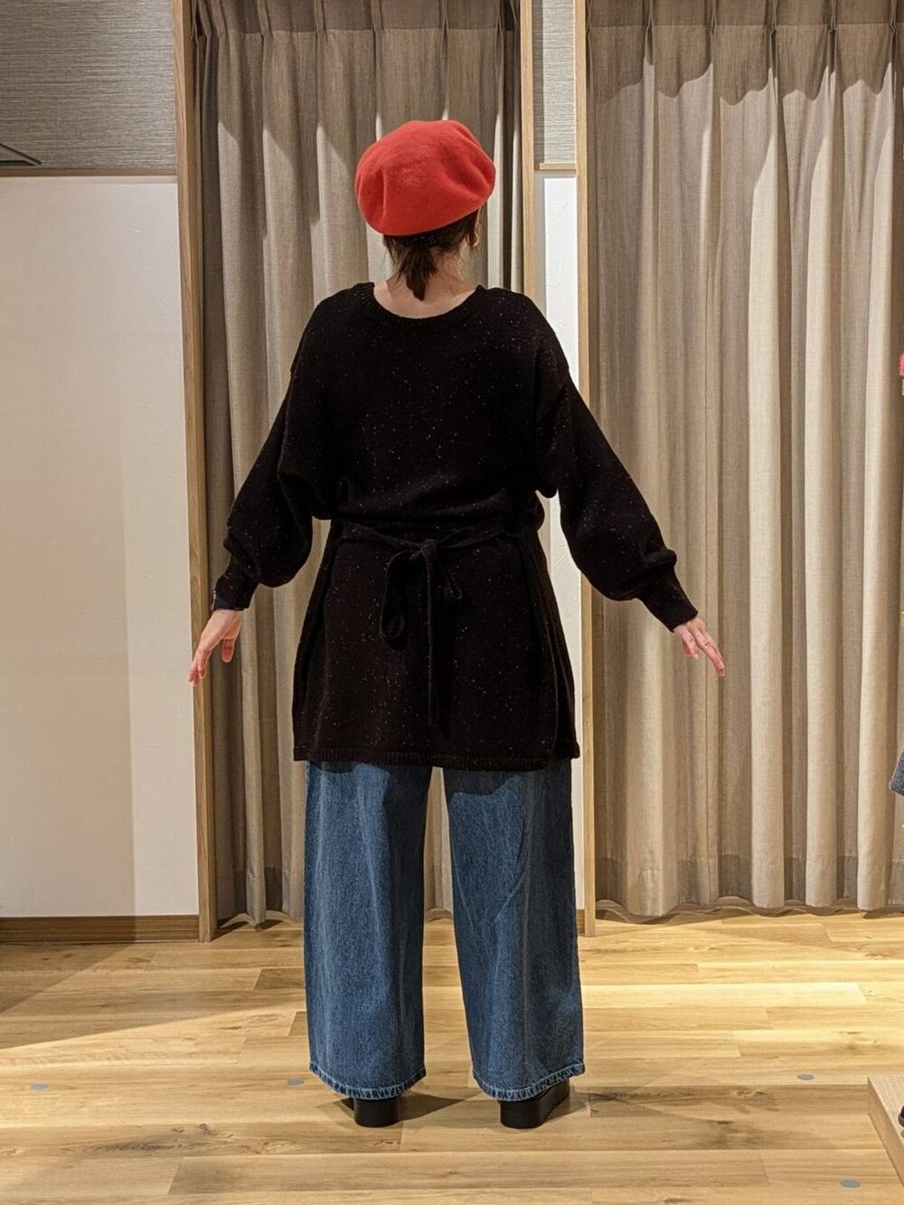 ブルー系のデニムパンツ、ブラウン系のブーツ、ブラウン系のショルダーバッグを着用したレディースの冬コーディネートの3枚目の写真