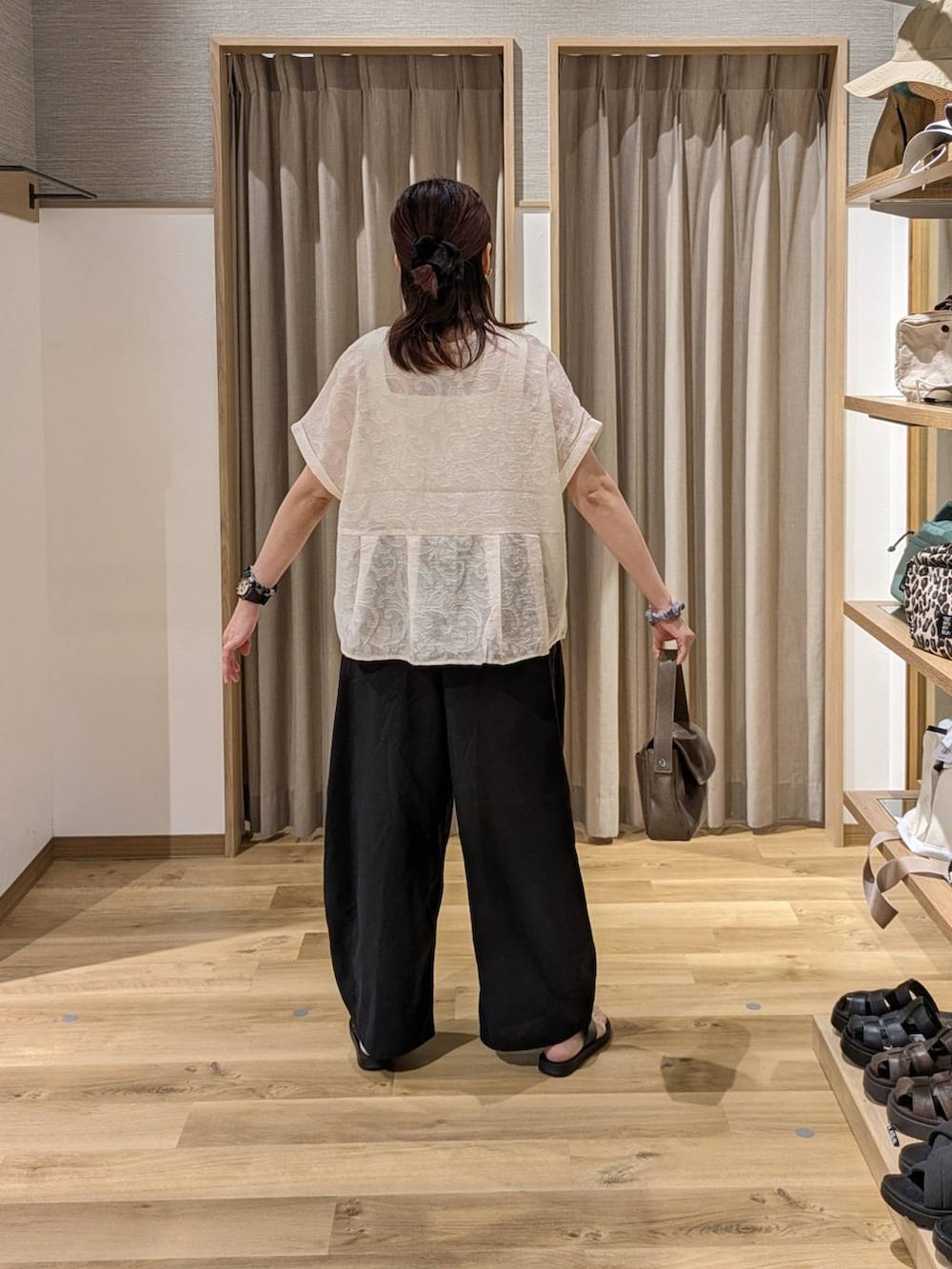 ブラック系のサンダル、ベージュ系のタンクトップ、ブラック系のその他パンツを着用したレディースの夏コーディネートの2枚目の写真
