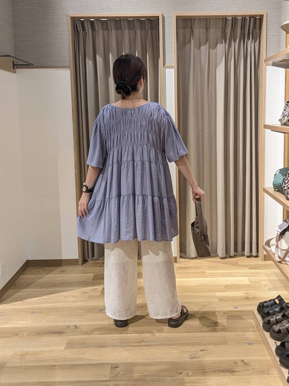 ブラウン系のサンダル、ベージュ系のタンクトップ、ベージュ系のその他パンツを着用したレディースの夏コーディネートの2枚目の写真