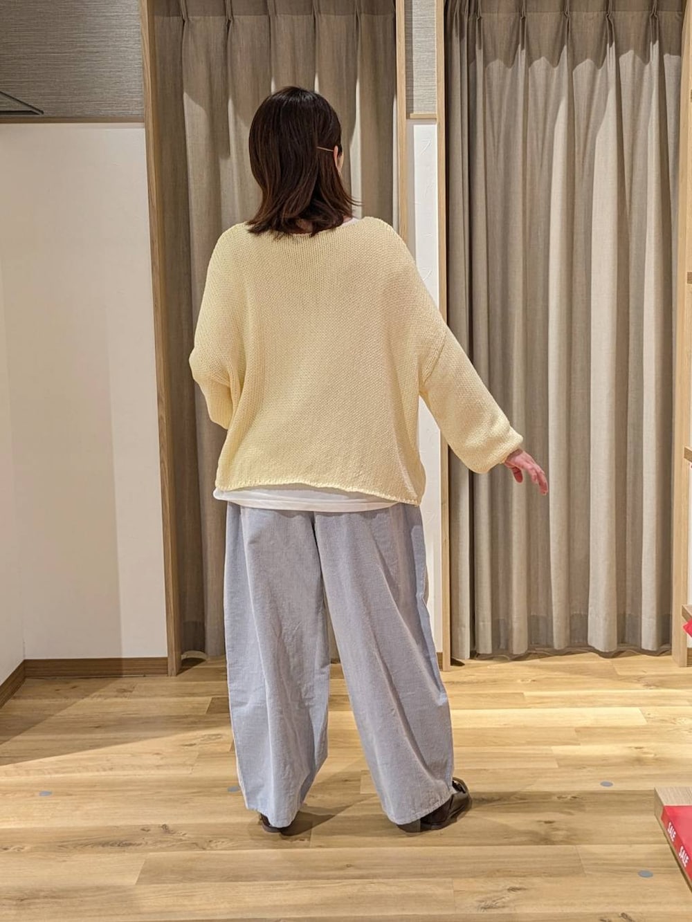 ブルー系のその他パンツ、ブラウン系のショルダーバッグ、ホワイト系のTシャツ/カットソーを着用したレディースの冬コーディネートの2枚目の写真