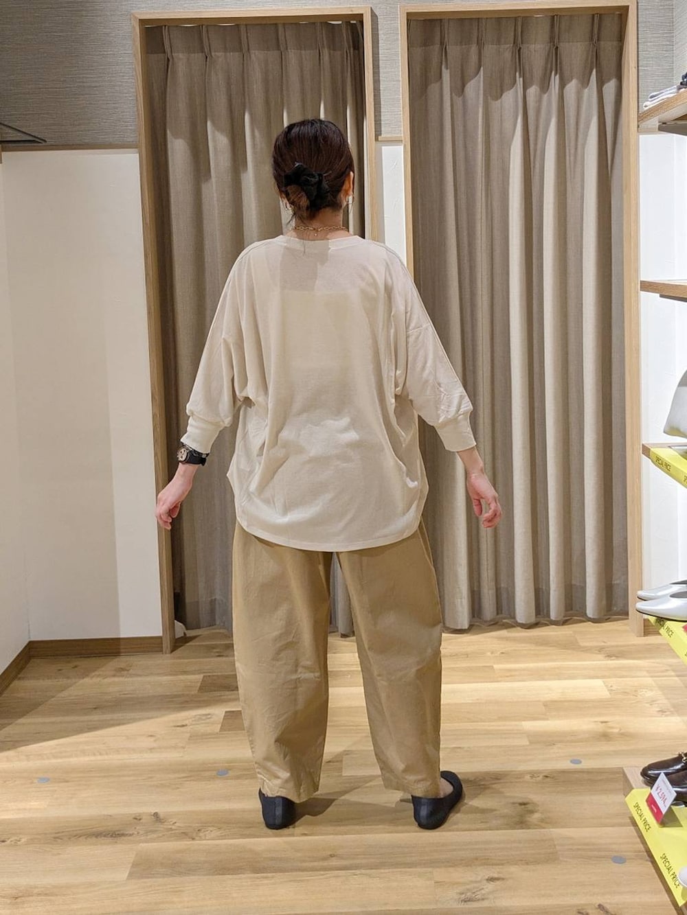 ブラック系のトートバッグ、ベージュ系のその他パンツ、グレー系のパンプスを着用したレディースの春コーディネートの2枚目の写真
