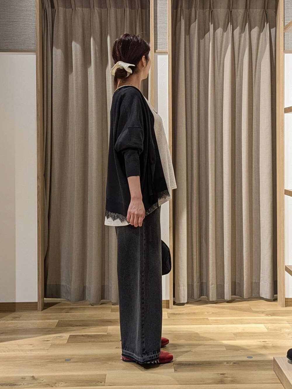 レッド系のその他シューズ、グレー系のカーディガン/ボレロ、ベージュ系のTシャツ/カットソーを着用したレディースの秋コーディネートの2枚目の写真