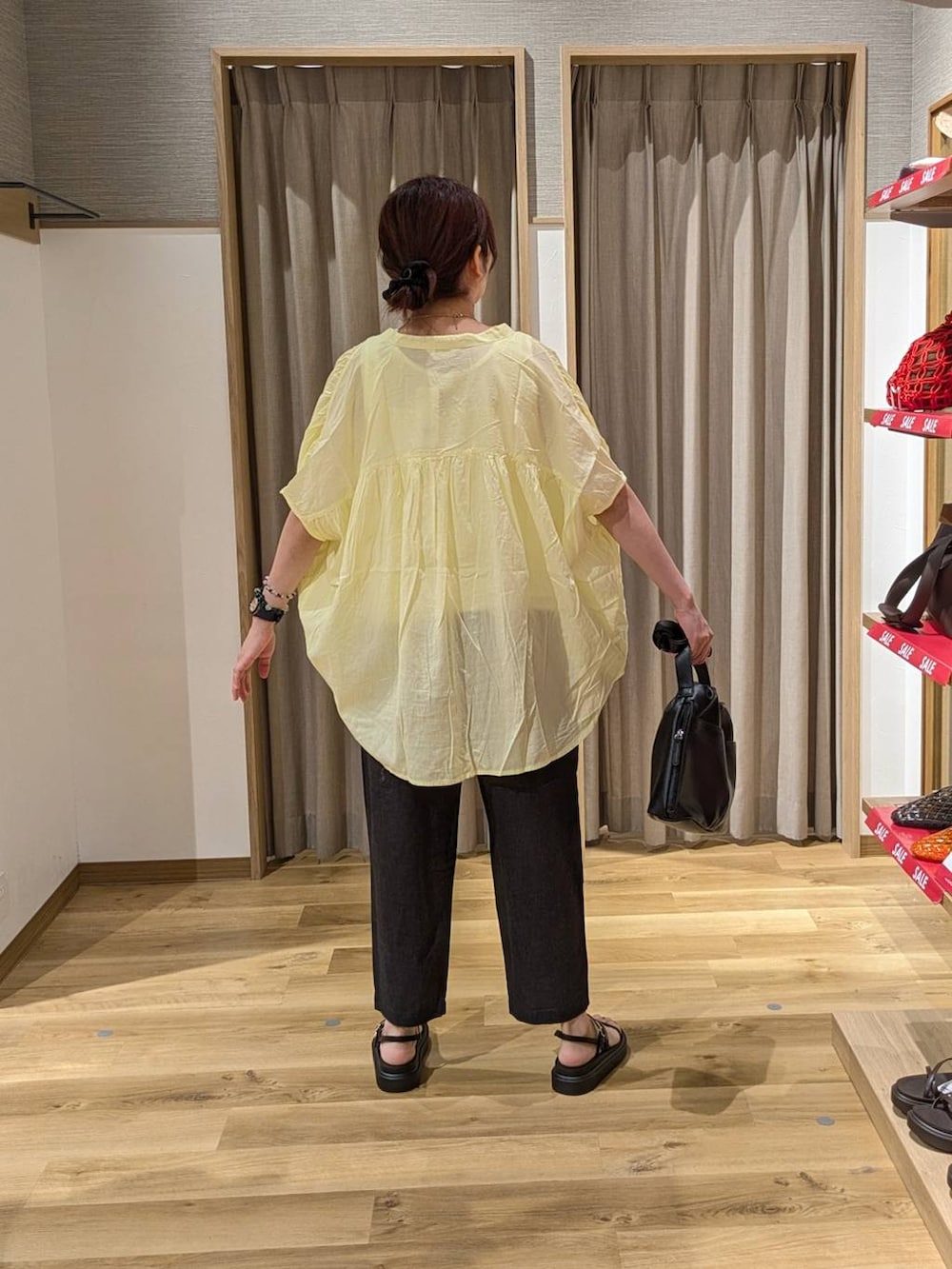 ブラック系のサンダル、ホワイト系のタンクトップ、その他のその他パンツを着用したレディースの夏コーディネートの2枚目の写真
