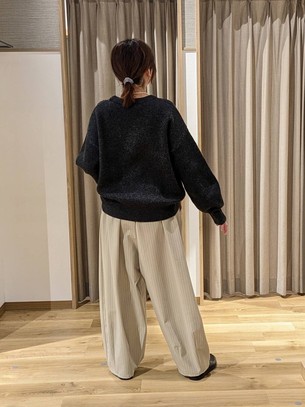 ブラック系のショルダーバッグ、その他のその他パンツ、ブラック系のスニーカーを着用したレディースの冬コーディネートの2枚目の写真