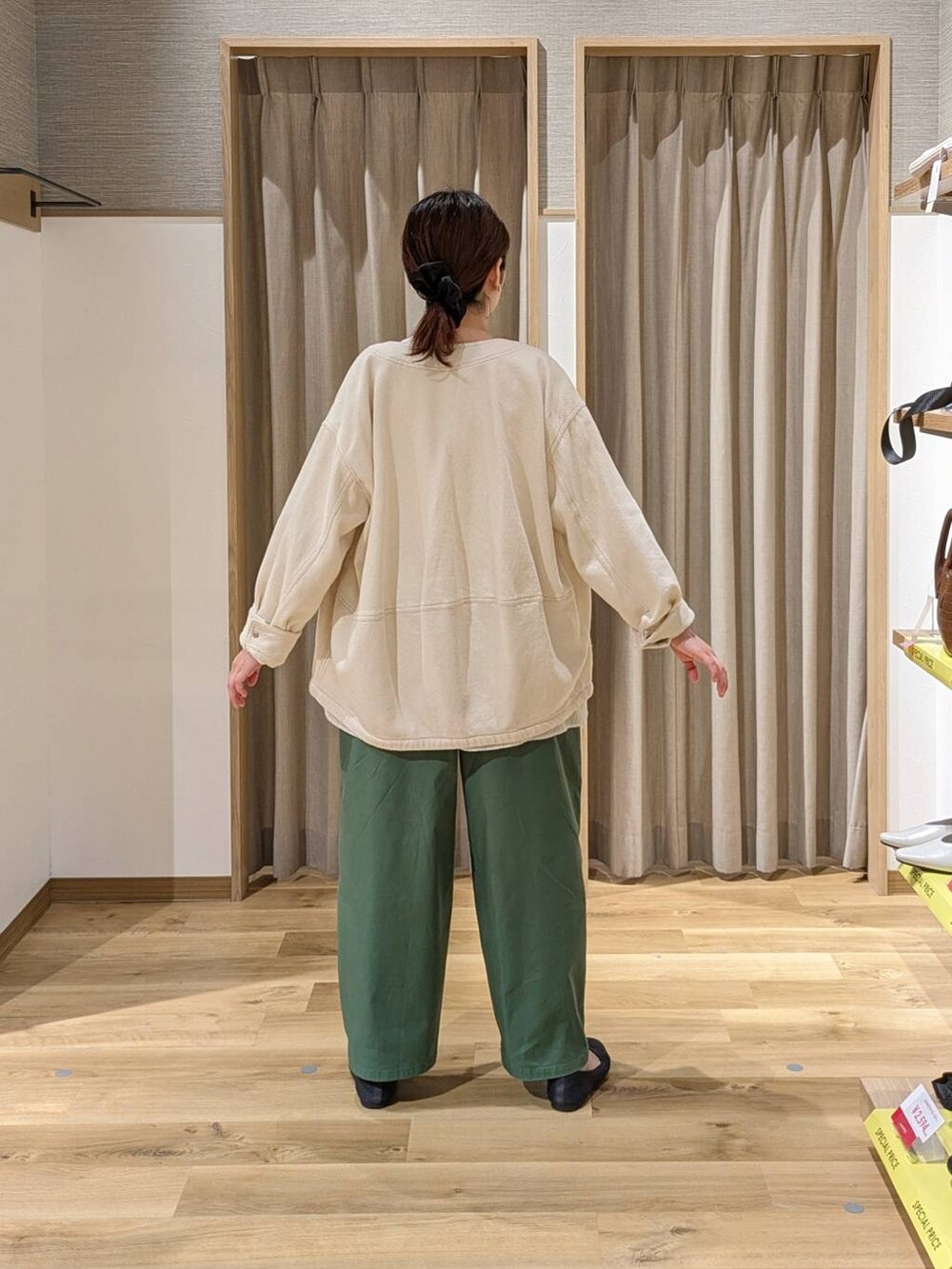ベージュ系のノーカラージャケット、ブラック系のトートバッグ、グリーン系のその他パンツを着用したレディースの春コーディネートの2枚目の写真