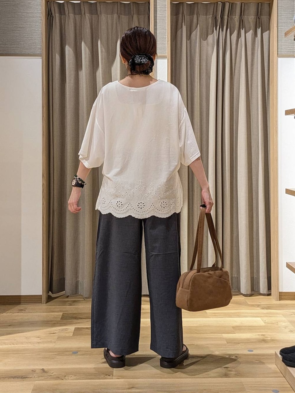 ブラウン系のショルダーバッグ、ホワイト系のTシャツ/カットソー、ブラウン系のサンダルを着用したレディースの夏コーディネートの3枚目の写真