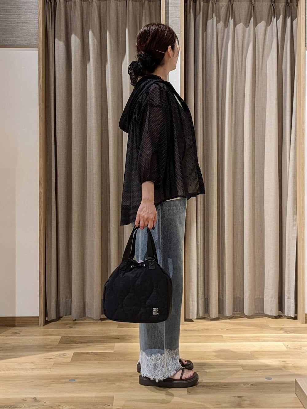 その他のシャツ/ブラウス、ブルー系のデニムパンツ、その他のTシャツ/カットソーを着用したレディースの夏コーディネートの2枚目の写真