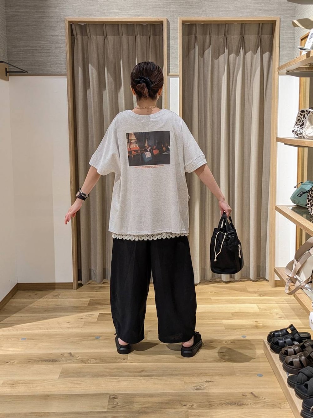 ブラック系のサンダル、ブラック系のその他パンツ、グレー系のTシャツ/カットソーを着用したレディースの夏コーディネートの2枚目の写真