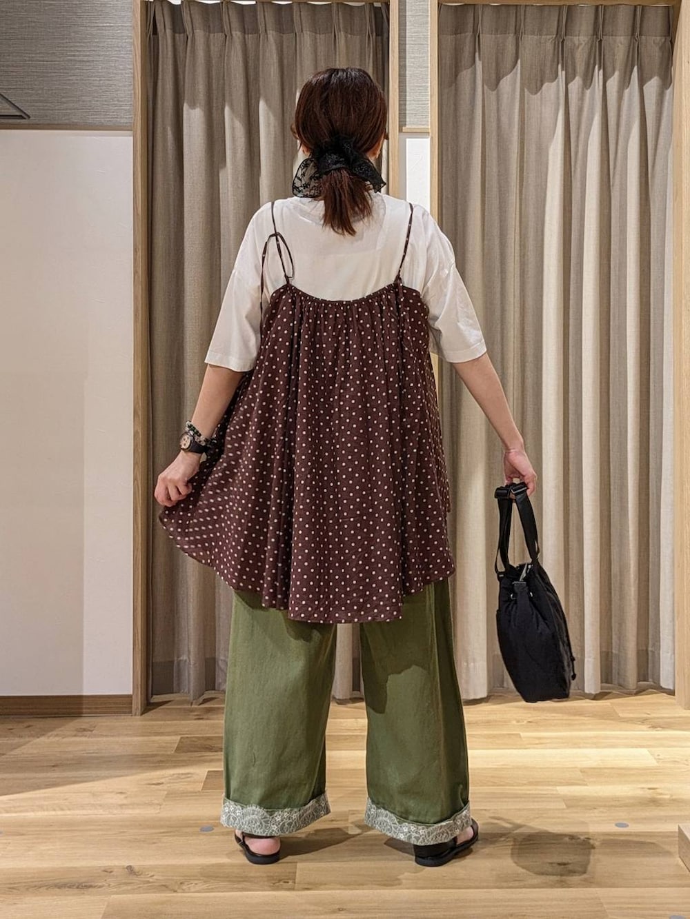 グリーン系のデニムパンツ、ブラウン系のサンダル、ホワイト系のTシャツ/カットソーを着用したレディースの夏コーディネートの3枚目の写真